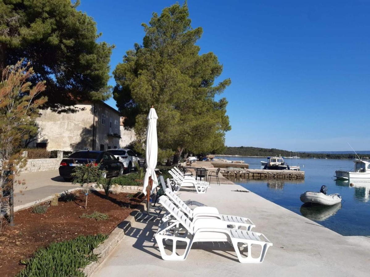 Ceratonia Apartments Loviste Exterior photo