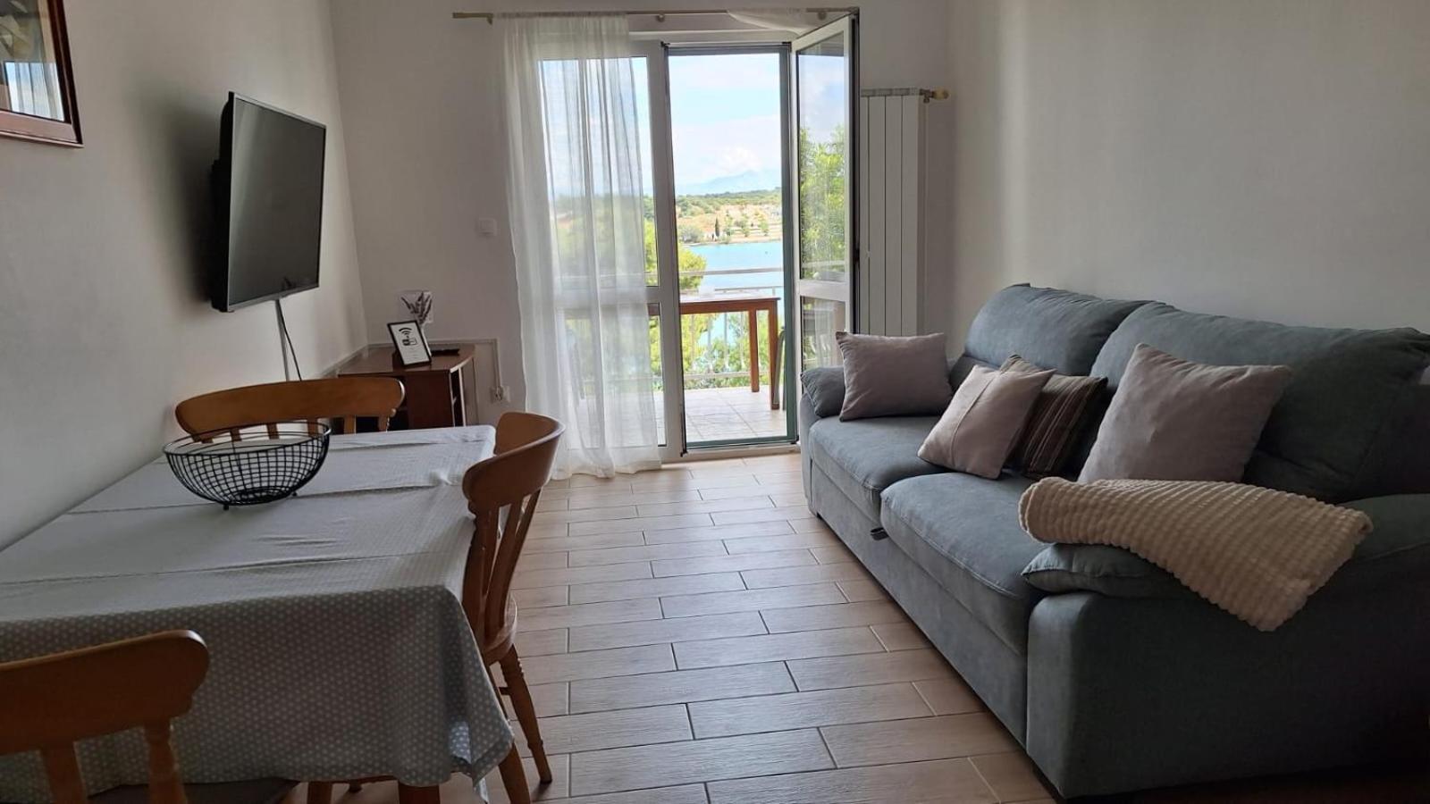 Ceratonia Apartments Loviste Exterior photo